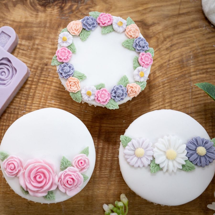 4 Pezzi 3D Stampi Fiori in Silicone per Dolci, Stampo in Silicone per Mini Fiori Foglia, Forma di Rosa, Daisy e Farfalla, per Decorare Cake, Caramelle, Cioccolato, Fondente, Gesso,Resina