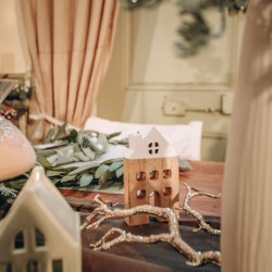 Casa con tetto bianco (12 cm) - Legno. n1