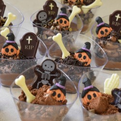 2 scheletri di Halloween (4, 6 cm) - Cioccolato fondente. n6