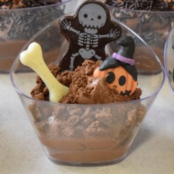 2 scheletri di Halloween (4, 6 cm) - Cioccolato fondente. n7