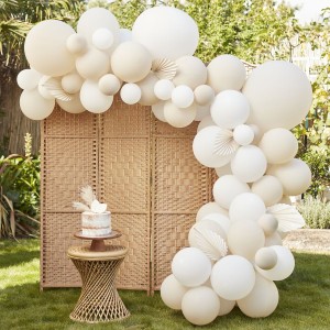 Kit Arco di 80 palloncini e foglie ventaglio - Nude e bianco