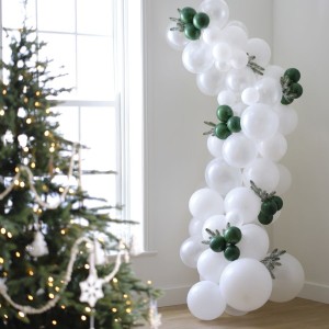Kit arco di 75 palloncini con rami di abete - Natale innevato