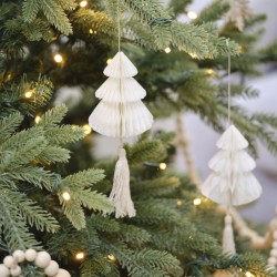4 alberi di Natale bianchi con nappe da appendere - Nido d ape. n1