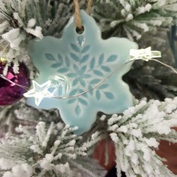 1 Addobbo Natalizio Fiocco di Neve con Fiore Blu Cielo (6, 5 cm) - Porcellana. n1
